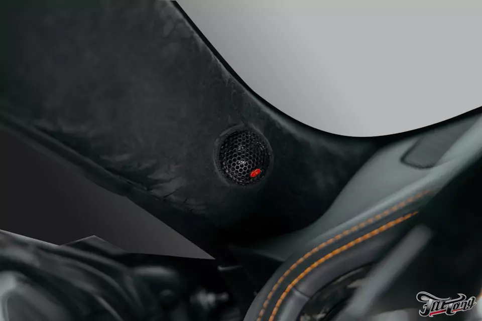 Завершаем интерьер Dodge Challenger RT ScatPack перетяжкой потолка со шторкой панорамы в алькантару с акцентами
